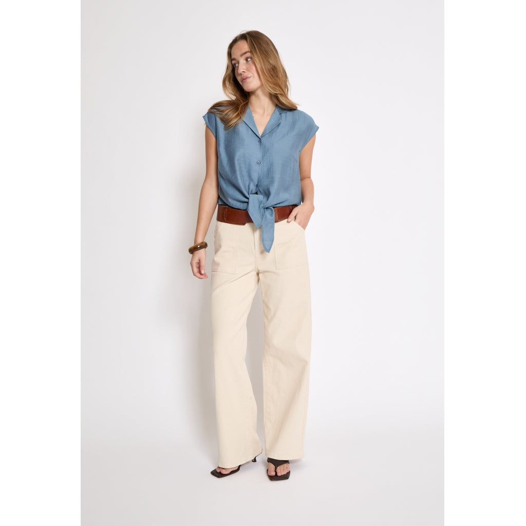 PEPPERCORN NALINE SLEEVELESS SHIRT | BLAUW