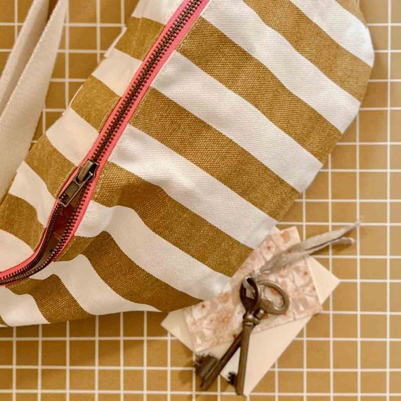 HEUPTAS | CARAMEL/WHITE STRIPES