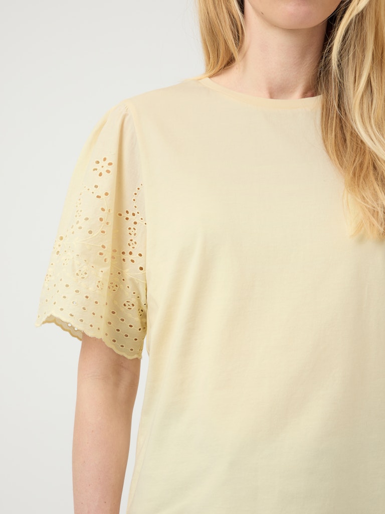 YAS LEX SS TOP W. EMB SLEEVES