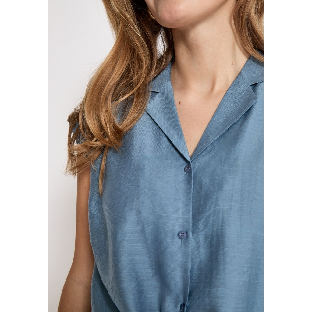 PEPPERCORN NALINE SLEEVELESS SHIRT | BLAUW