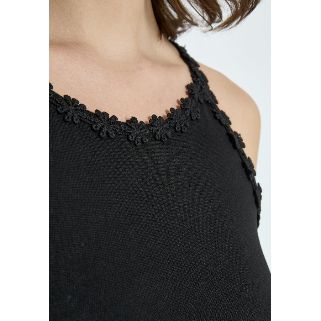PEPPERCORN ALICE GOTS STRAP TOP | ZWART