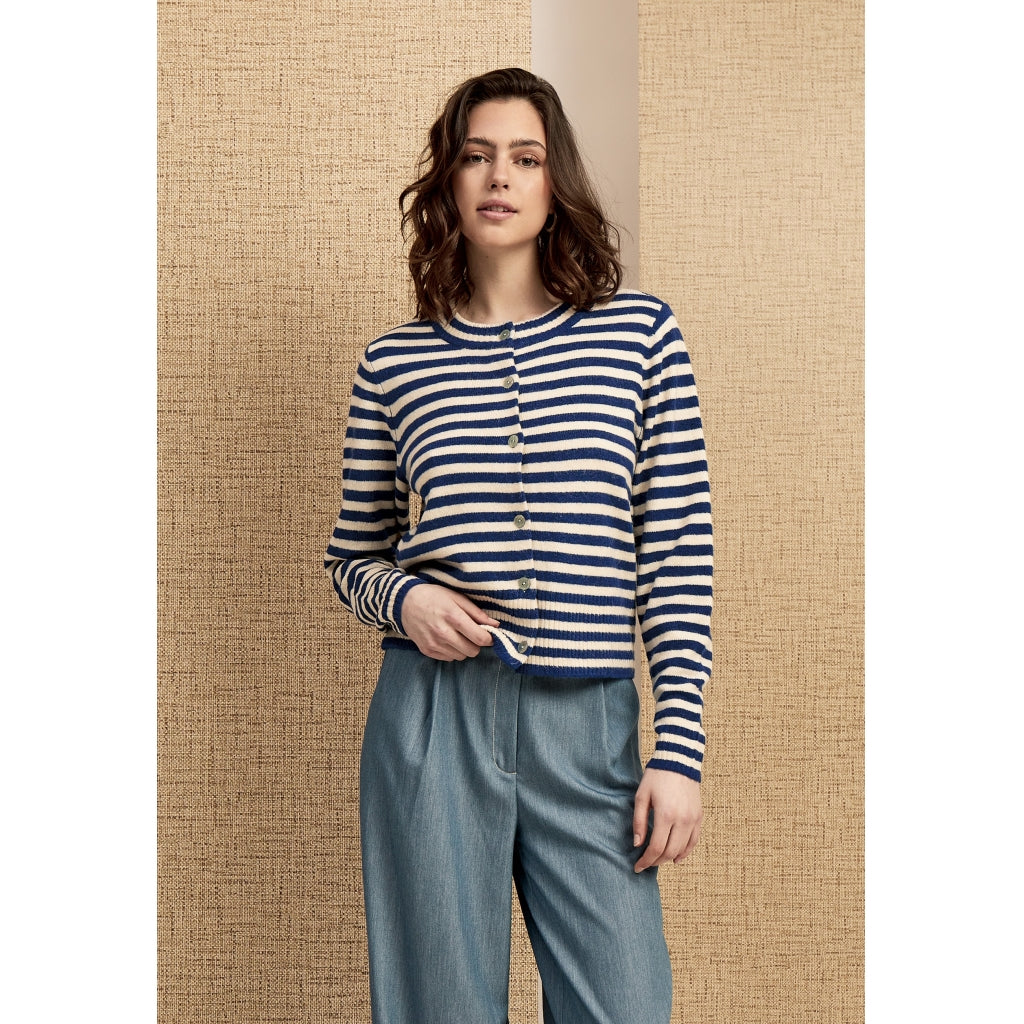 PEPPERCORN FABIENNE SHORT CARDIGAN | BLAUW