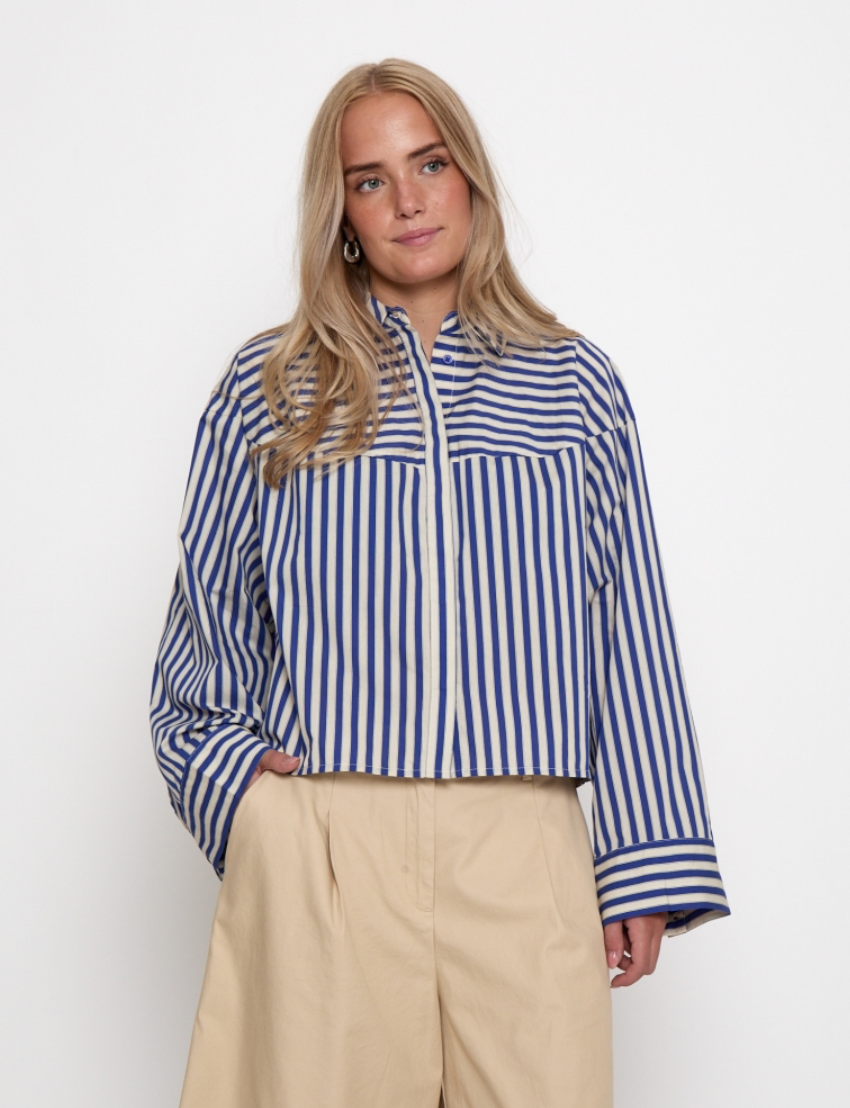 PEPPERCORN SADIE SHIRT | BLAUW