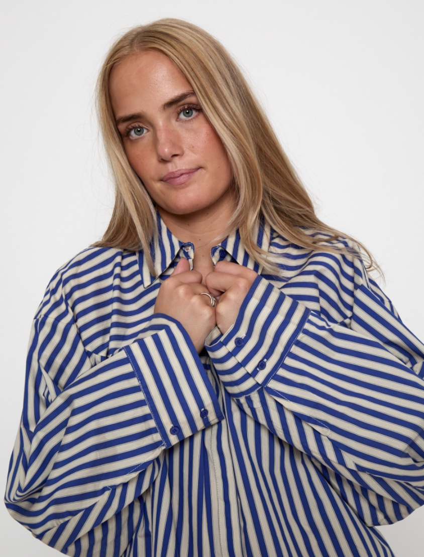 PEPPERCORN SADIE SHIRT | BLAUW