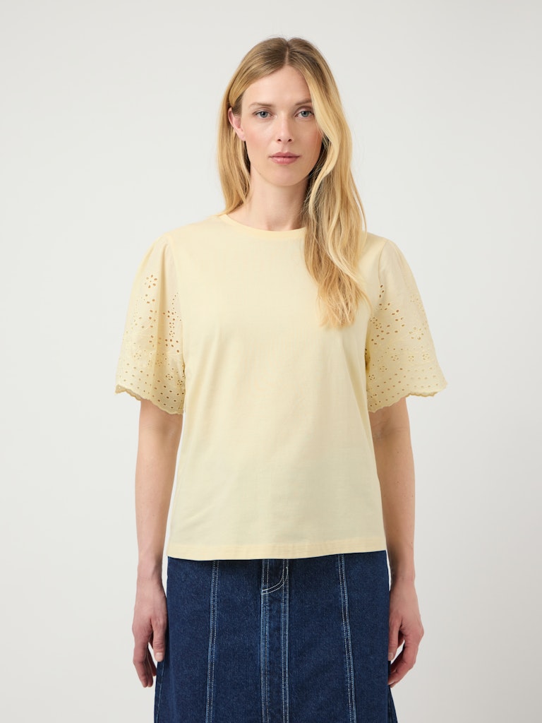 YAS LEX SS TOP W. EMB SLEEVES