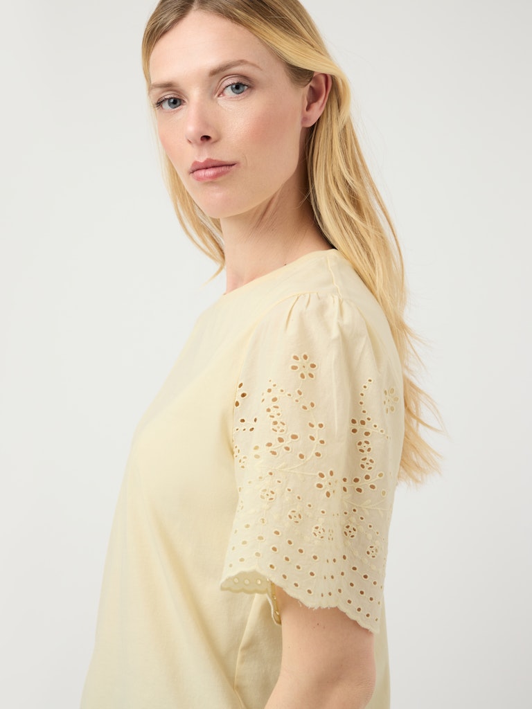 YAS LEX SS TOP W. EMB SLEEVES