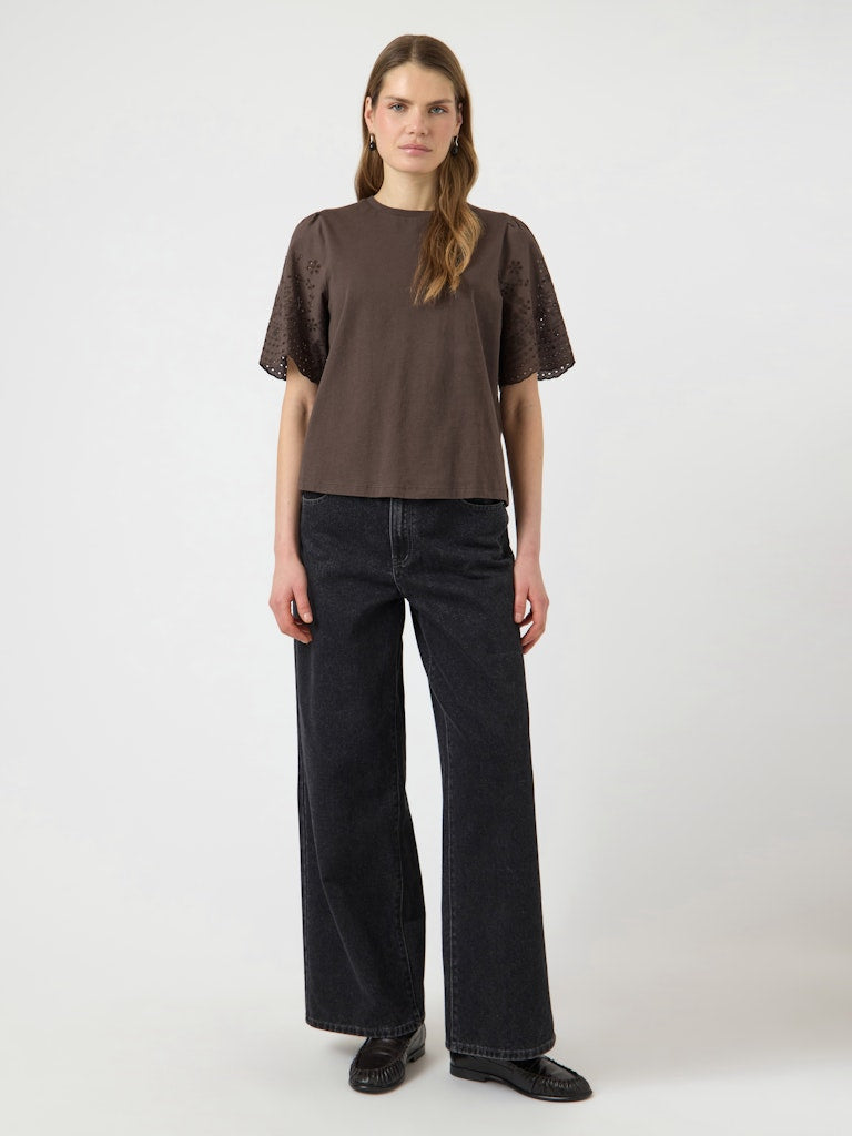 YAS LEX SS TOP W. EMB SLEEVES | BRUIN