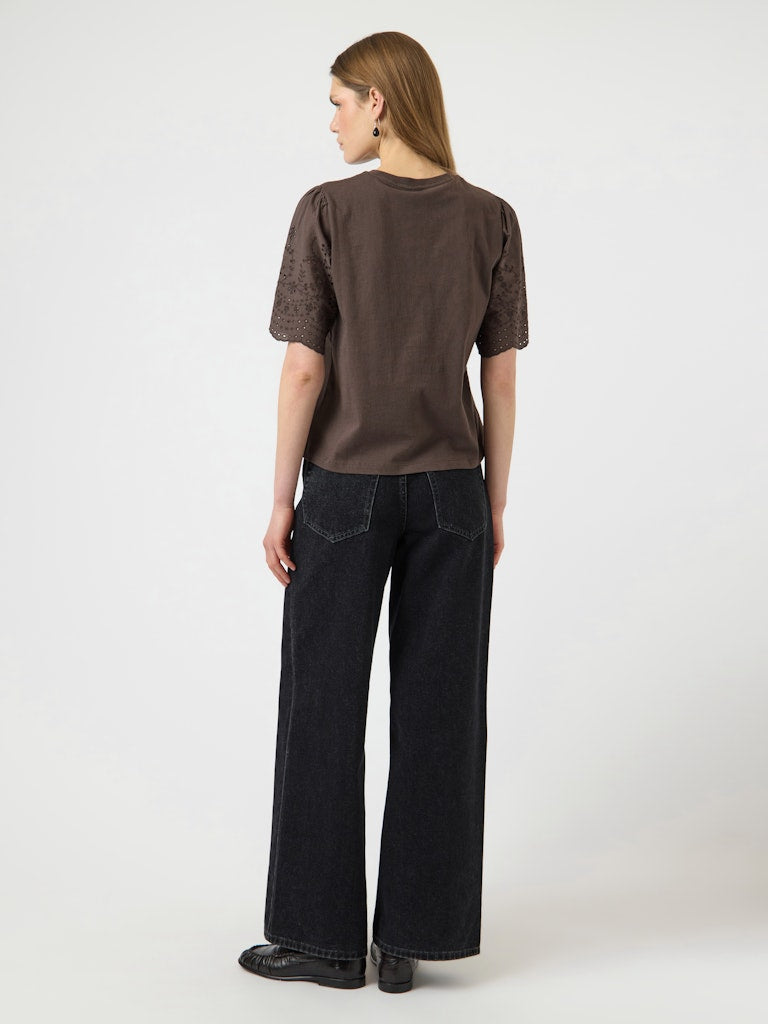 YAS LEX SS TOP W. EMB SLEEVES | BRUIN
