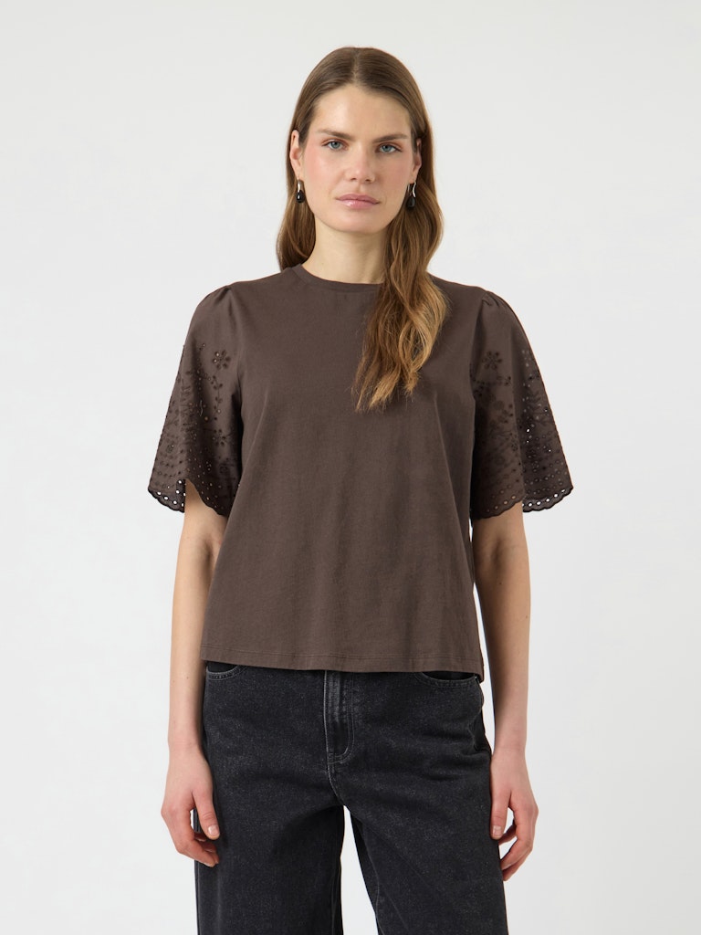 YAS LEX SS TOP W. EMB SLEEVES | BRUIN