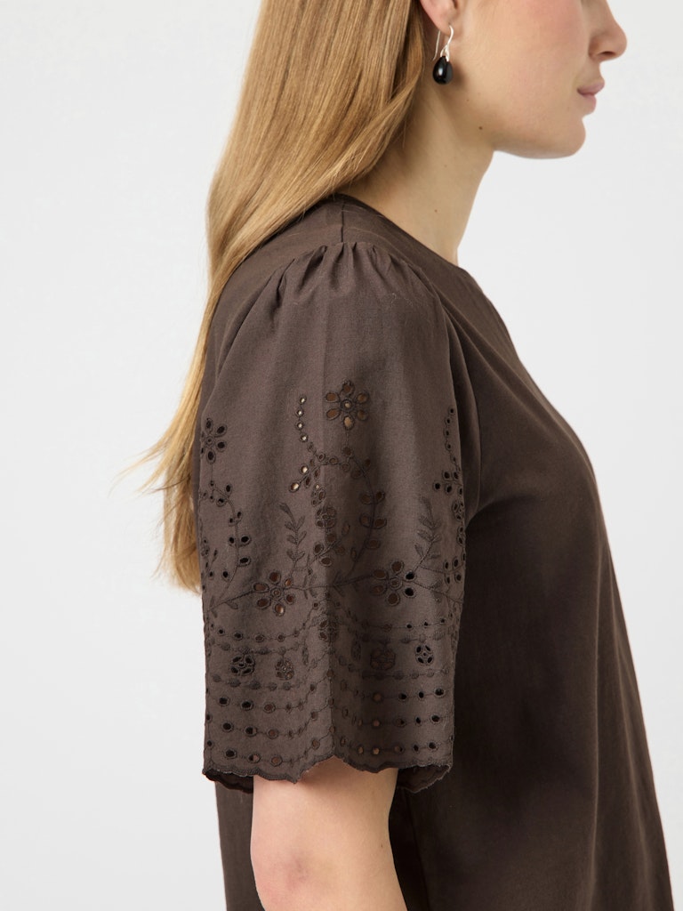 YAS LEX SS TOP W. EMB SLEEVES | BRUIN